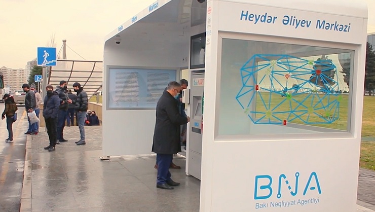 В Баку началась установка умных автобусных остановок Bio-Smart 
