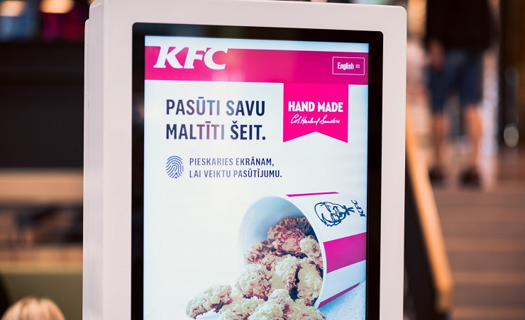 Новый ресторан KFC в Риге обслуживает через терминалы самообслуживания