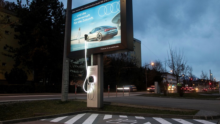 Бесплатно зарядить электромобиль в Австрии можно от рекламного лайтпостера