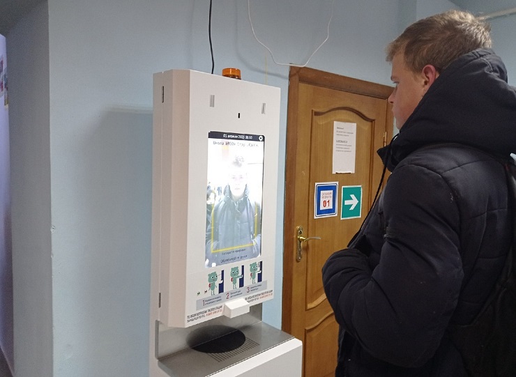 В школах Псковской области устанавливают дезинфекторы с распознаванием лиц