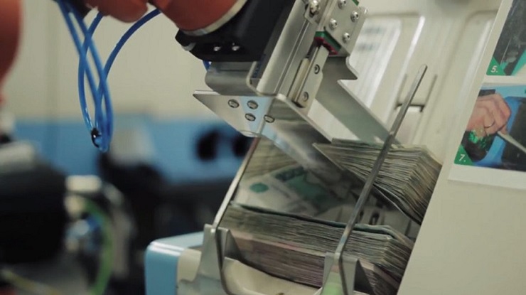 ВТБ внедрил робота для пересчета наличных в кассе