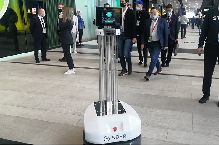 Сбер представил робота-дезинфектора на ПМЭФ-2021
