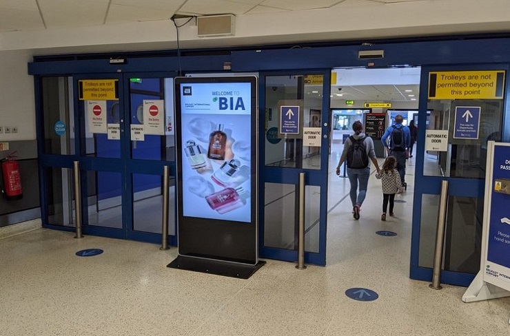 Рекламные киоски с AI появились в аэропорту Белфаста