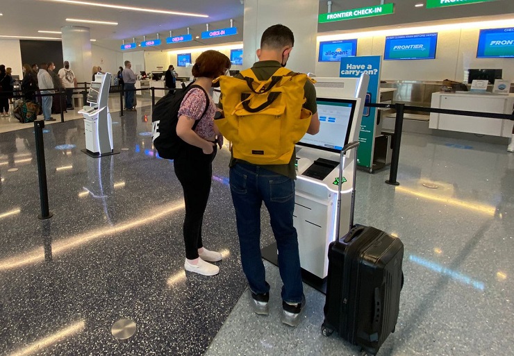 Биометрические киоски саморегистрации у становили в аэропорту Лос-Анджелеса