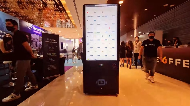 RoboAds представил первого в мире мобильного рекламного робота
