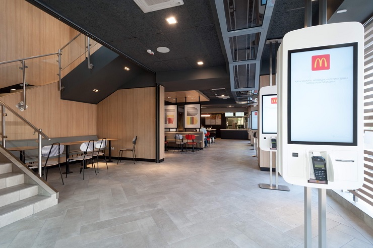 McDonalds открыл в центре Запорожья ресторан с терминалами и роботом 