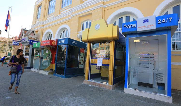 Пользователей банкоматов ACLEDA Bank защитят смарт стекла 