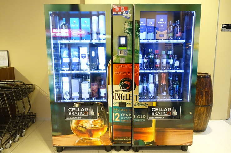 Вендинг автомат с алкоголем установили в Сингапуре