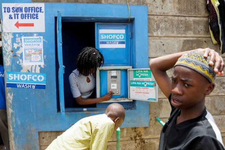 Автоматы по розливу воды спасают кенийские трущобы 