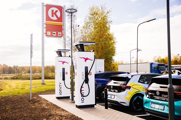 В Латвии открыли первую быструю зарядную станцию для электромобилей