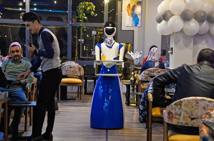 Роботы-официанты внедрены в иракском ресторане White Fox 