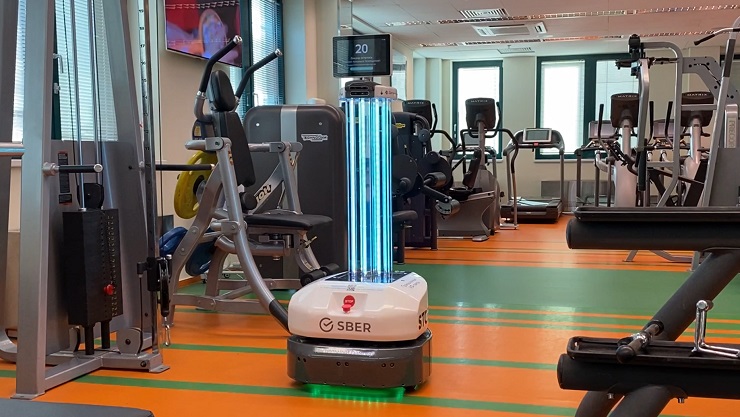 Сохранить безопасность в тренажерных залах Сбера помогает новый робот-дезинфектор
