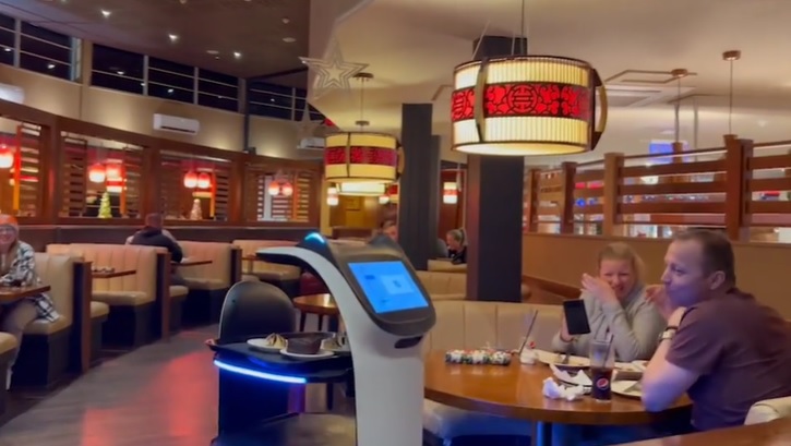Роботы-официанты BellaBot устроились на работу в китайские рестораны Chinese Buffet