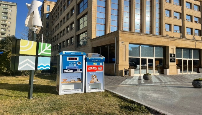 В Баку установили автоматы с кормом для животных
