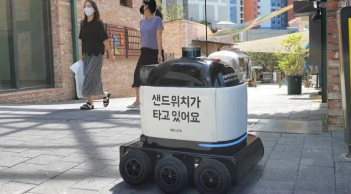 В Южной Корее роботы доставляют еду до двери