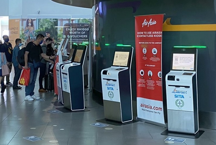 AirAsia переходит на саморегистрацию пассажиров и багажа