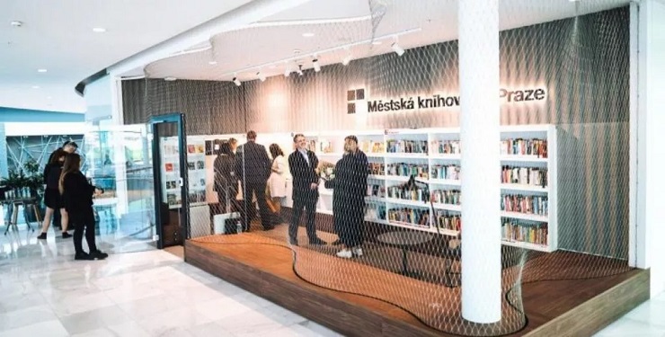 Библиотеку самообслуживания открыли в торговом центре Праги