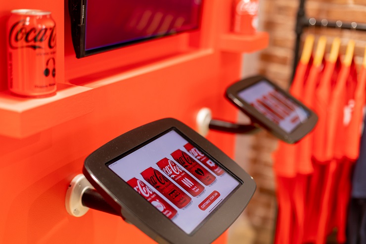 Coca Cola открыла брендовый магазин c персонализированным вендинг автоматом