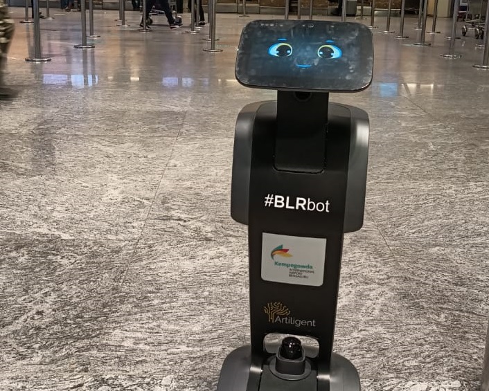 Аэропорт BLR представил роботов для обслуживания пассажиров