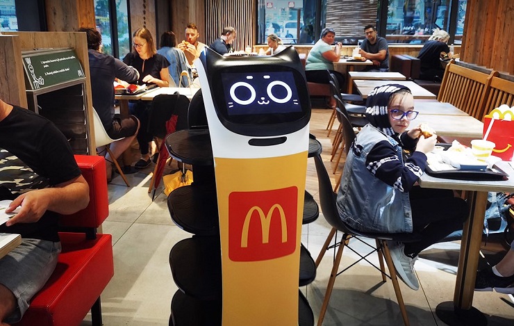 McDonald's в Словении нанял сервисных роботов BellaBot