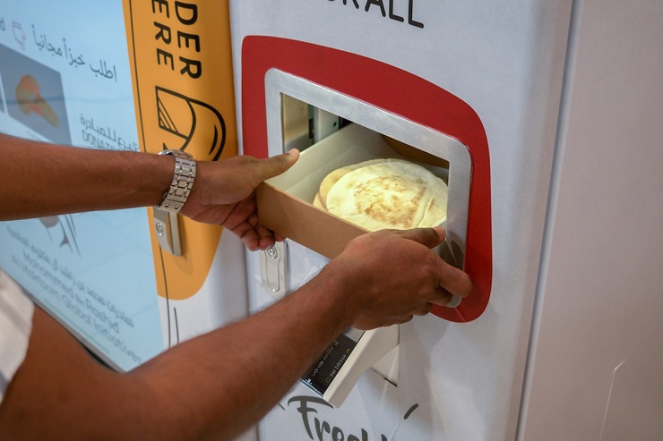 В Дубае установили вендинг автоматы с бесплатным хлебом 