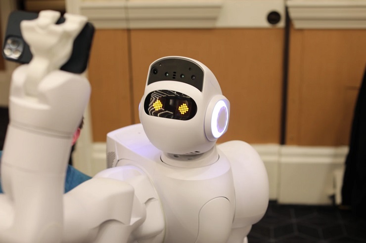 Aeolus Robotics представила робота для охраны, дезинфекции и доставки еды