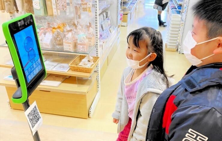 Робот-консультант обслуживает клиентов канцелярского магазина в префектуре Фукуи
