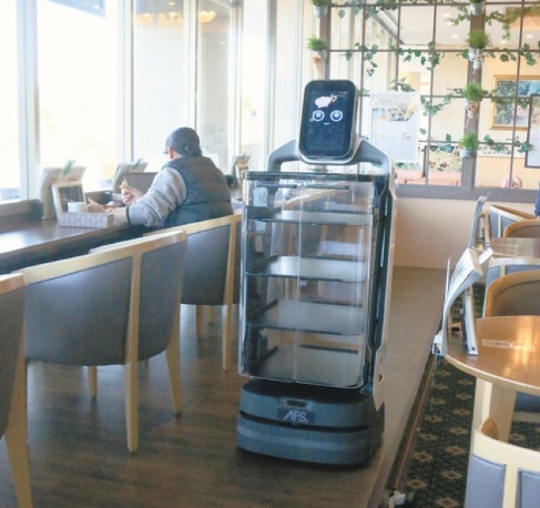 В Японии растет интерес к роботам официантам