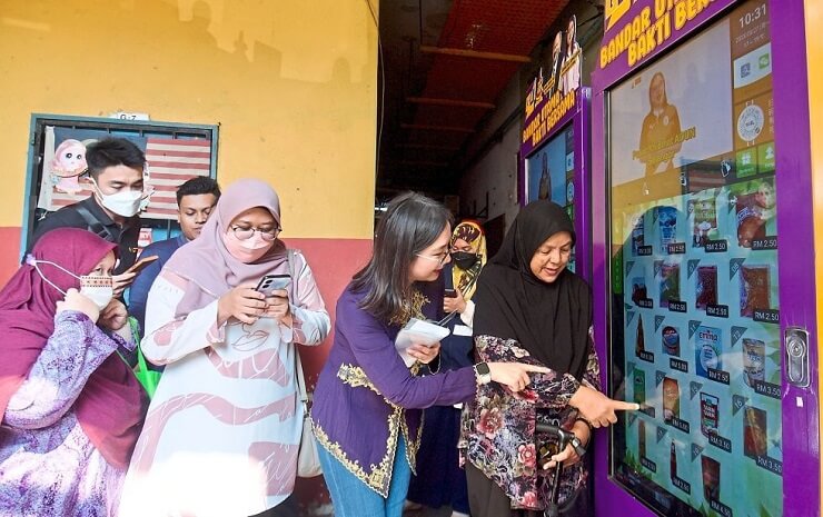 В Малайзии вендинг автоматы Aid помогают бороться с бедностью