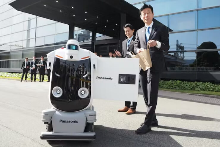 Министр экономики Японии ознакомился с роботами-курьерами от Panasonic HD 