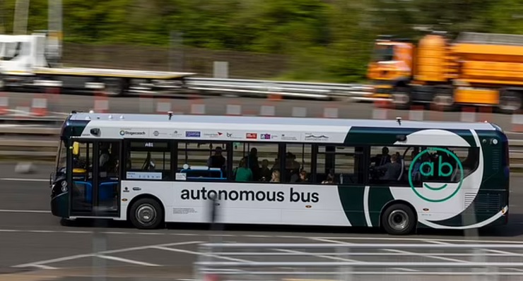 Беспилотные автобусы тестируют в Великобритании