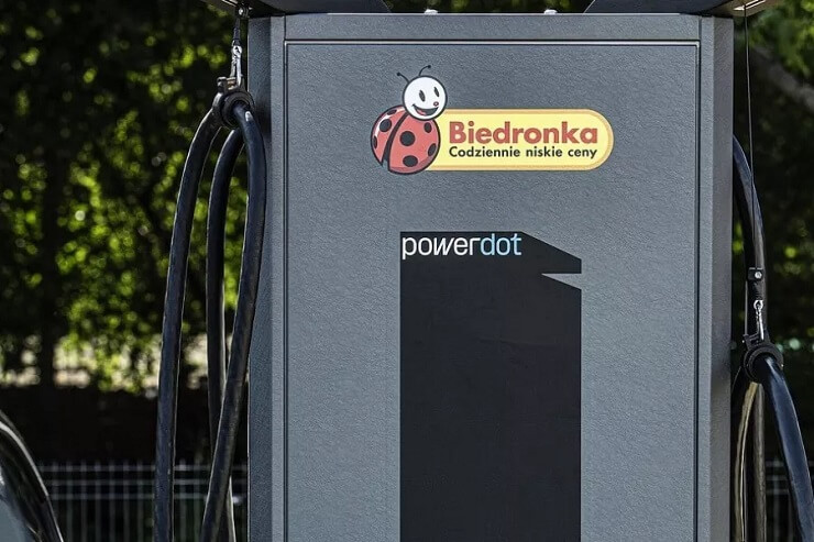 Польский ретейлер Biedronka создает сеть зарядных станций для электромобилей