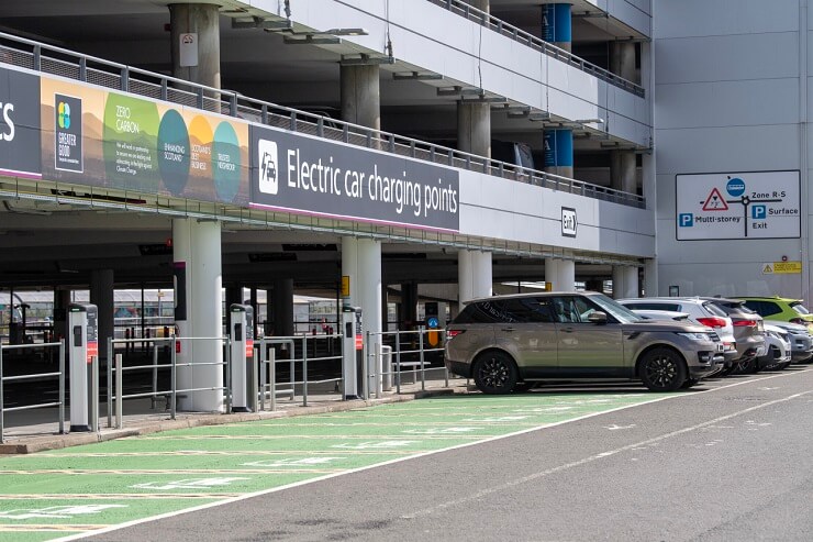 Аэропорт Эдинбурга установил зарядные устройства для электромобилей
