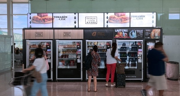 Digital signage продает хамон в вендинг автоматах аэропорта Барселоны