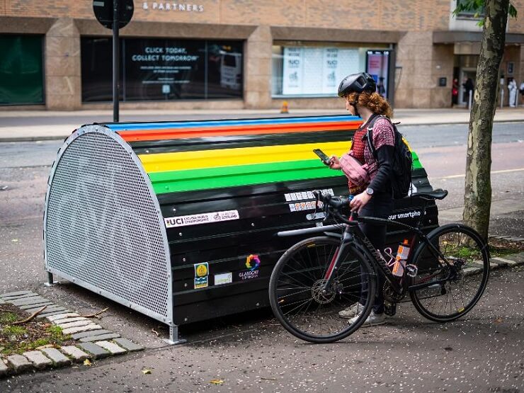 В Шотландии развивают сеть городских охраняемых велопарковок