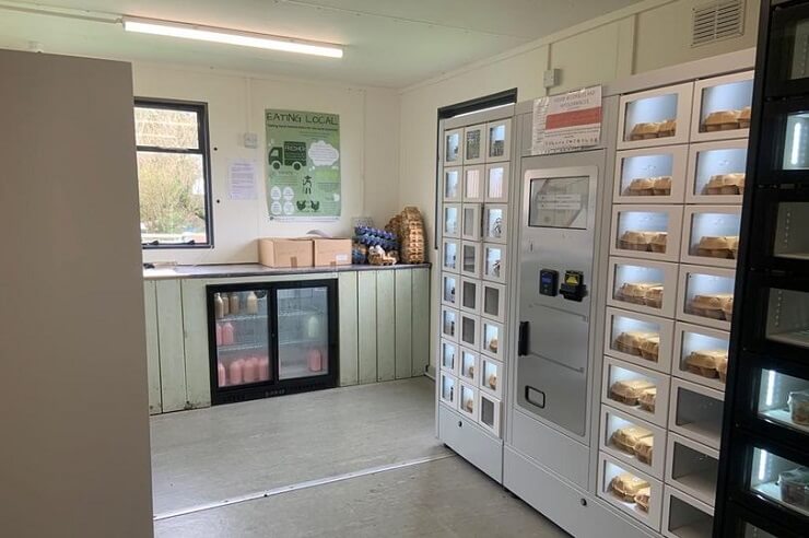 Британцы установили автомат по продаже яиц в фермерском магазине самообслуживания