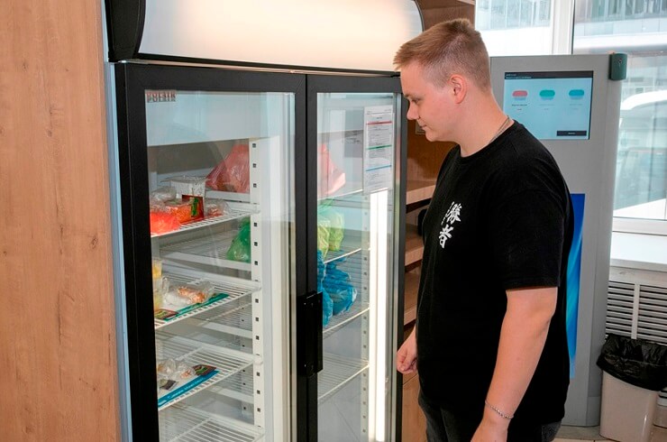 В столовой «КАМАЗа» установили умный холодильник 