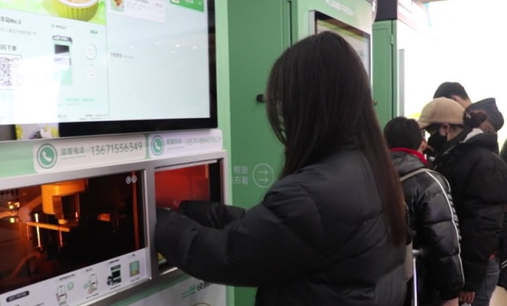 На ж/д вокзале Ханчжоу дебютировали автоматы по продаже горячей еды