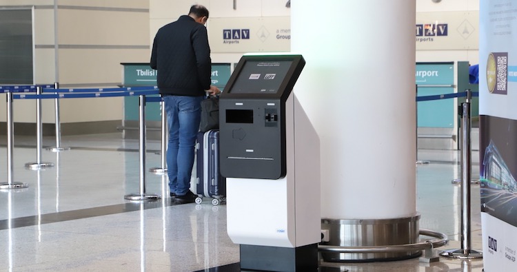 В Международном аэропорту Тбилиси увеличилось число киосков паспортного контроля
