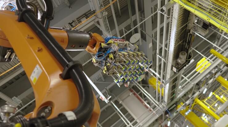 Яндекс Маркет представил складского робота со встроенной нейросетью