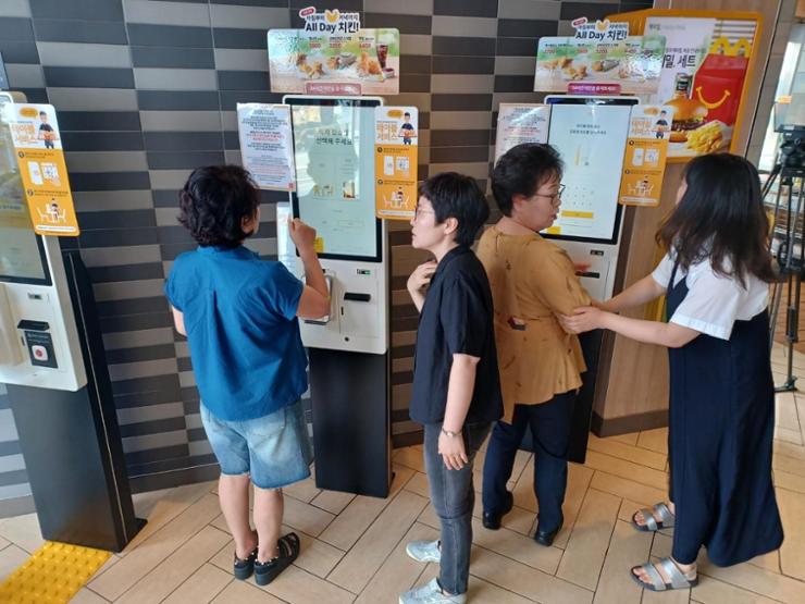 В Южной Корее обучают пожилых людей пользоваться фаст-фуд киосками McDonald's