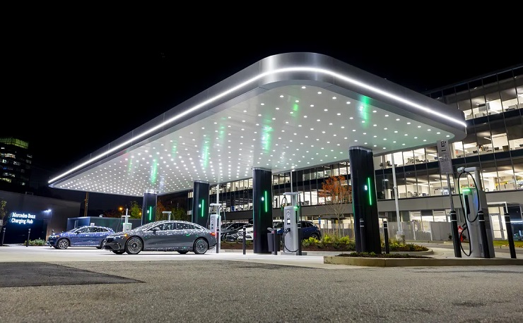 Электрозарядные станции Mercedes-Benz мощностью 400 кВт появятся в Starbucks
