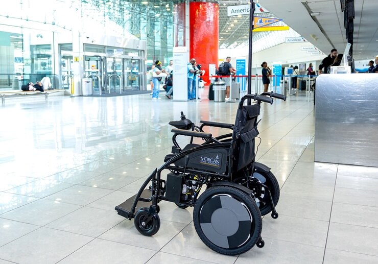 В США показали инновационную технологию автономных инвалидных колясок для аэропортов