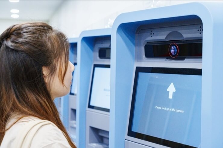 Сингапур использует биометрию, киоски и робототехнику для продления удостоверений личности