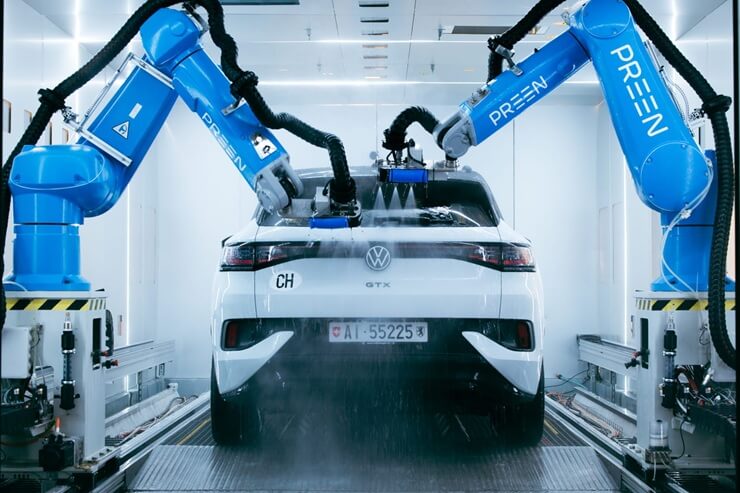 Самообслуживание в автоспорте: роботы-мойки и зарядные станции для болидов будущего