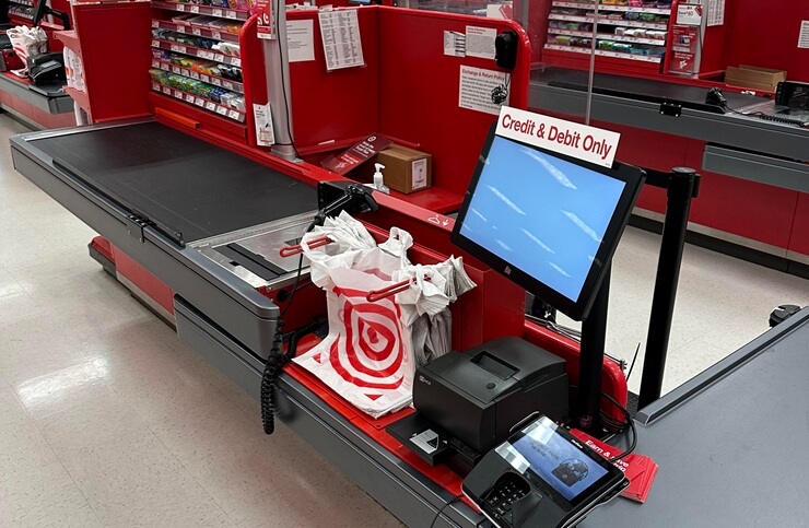 В Калифорнии обязали предоставить одного сотрудника на каждые три кассы самообслуживания