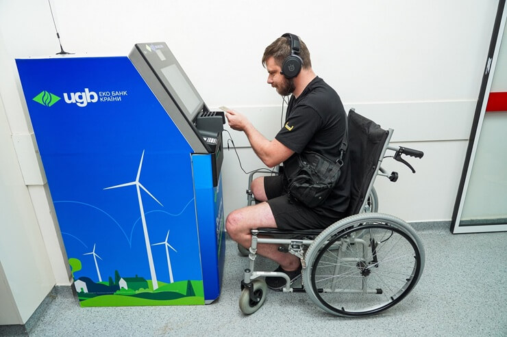 Укргазбанк представил безбарьерный банкомат для инвалидов