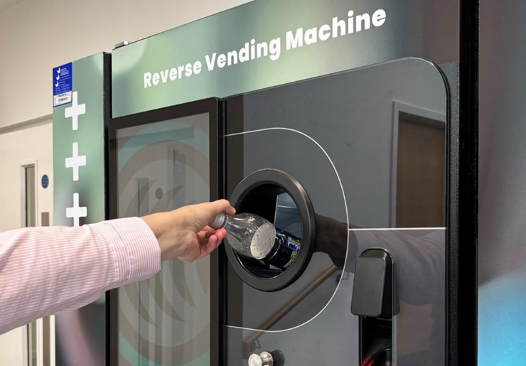 Шотландские студенты будут сдавать бутылки в фандоматы для оплаты питания в столовой 