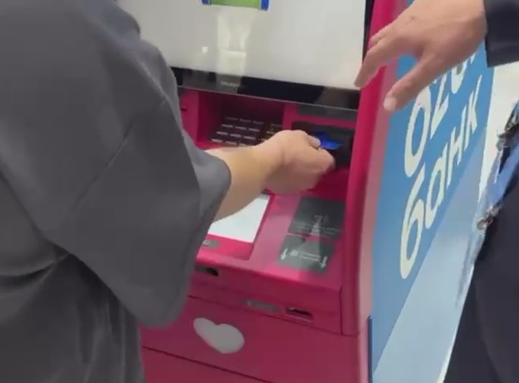 «Ozon Банк» представил банкомат с функцией выдачи банковских карт