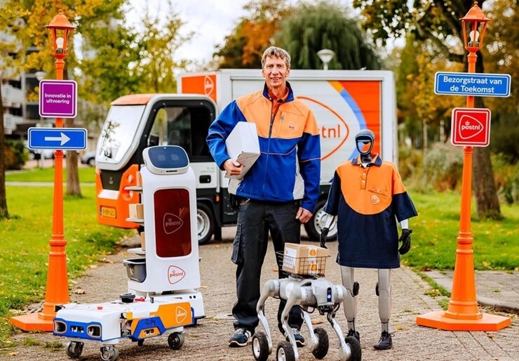 PostNL тестирует роботов-собак и человекоподобных роботов для помощи курьерам
